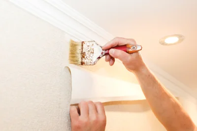 Pose de papier peint à Girgols — revêtements muraux et toiles de verre